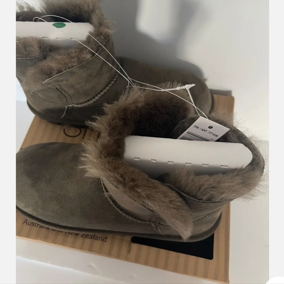 Kirkland Signature Womens Shearling Boot - Picture 3 of 3
